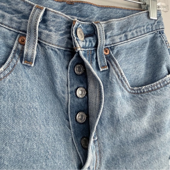 Levi's Women's 501 Cotton High Rise Denim Shorts Sansome St Size 26 56327-0193 - Picture 9 of 16